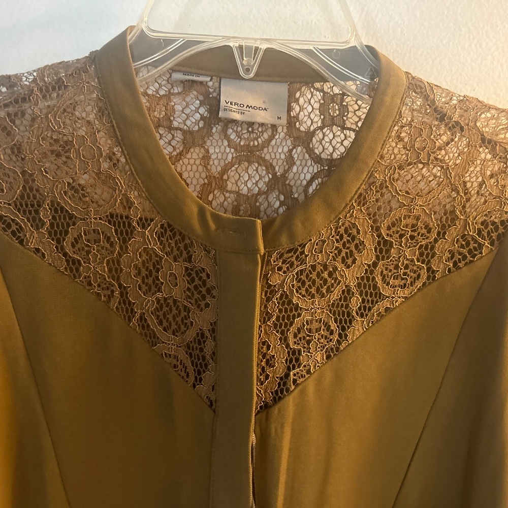 Vero Moda Blouse Sz M. in Mocha Color. NWT